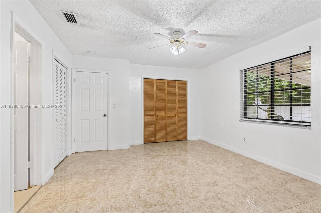 For Rent: $2,500 (2 beds, 1 baths, 1800 Square Feet)