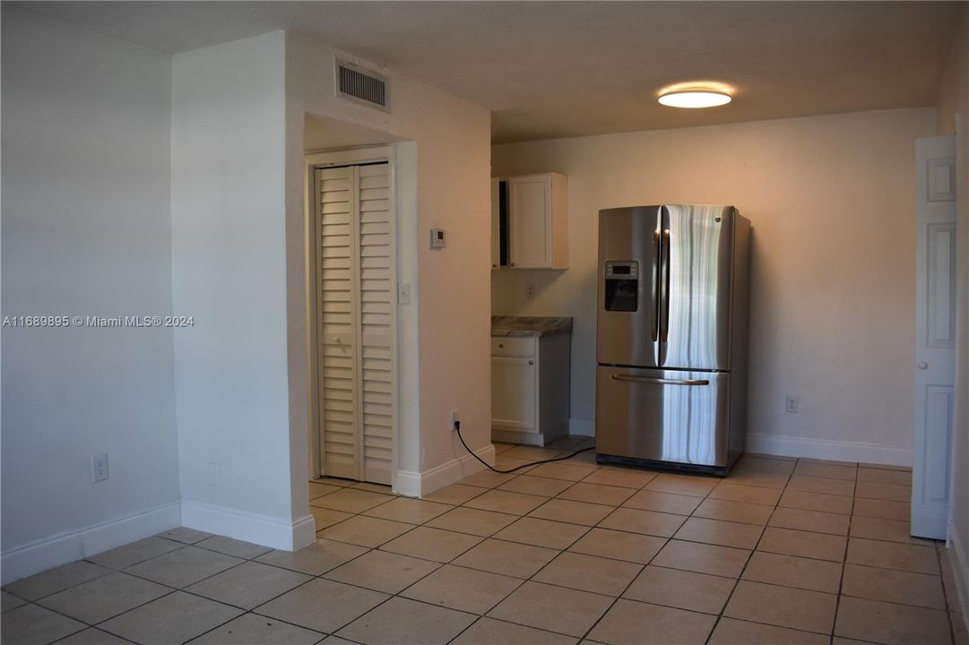 For Rent: $1,450 (1 beds, 1 baths, 2911 Square Feet)