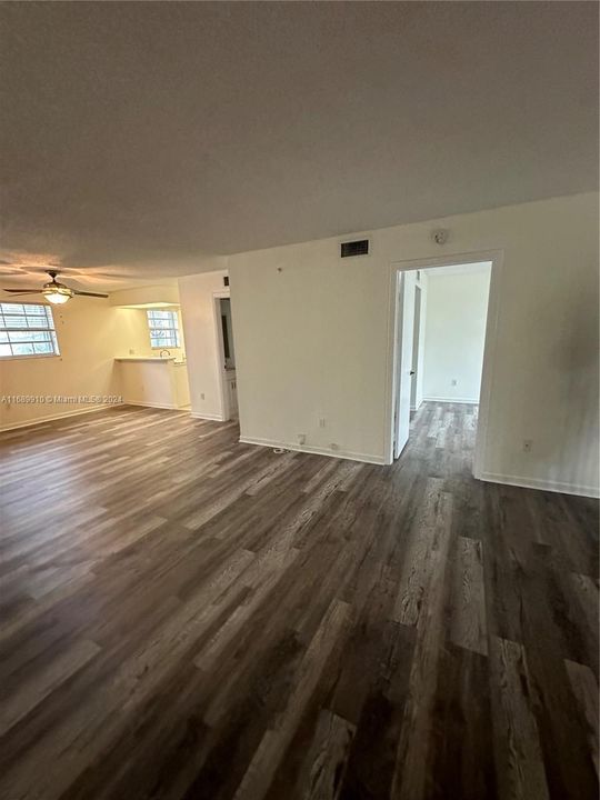 For Sale: $215,000 (1 beds, 1 baths, 830 Square Feet)