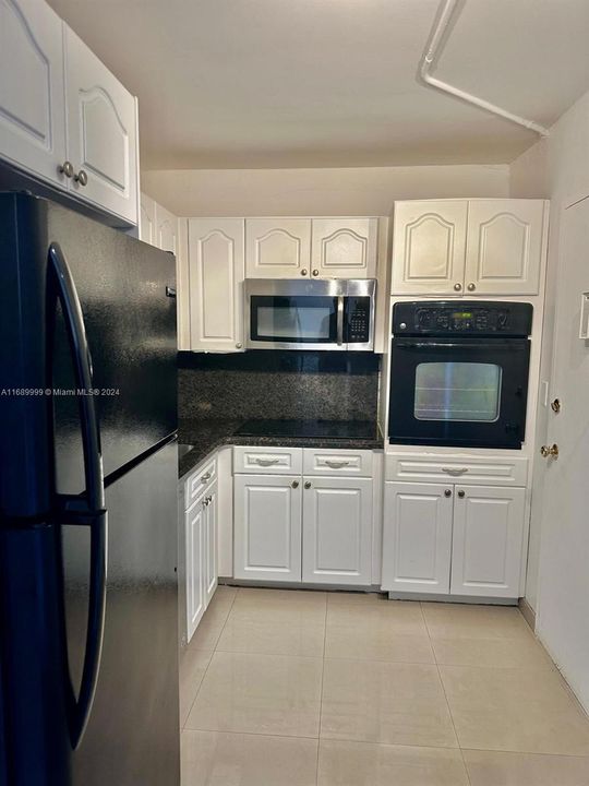 For Rent: $2,395 (1 beds, 1 baths, 940 Square Feet)