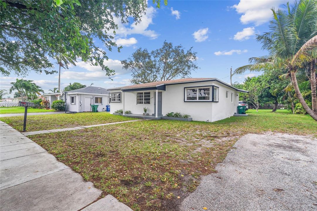 For Sale: $785,000 (3 beds, 2 baths, 1207 Square Feet)