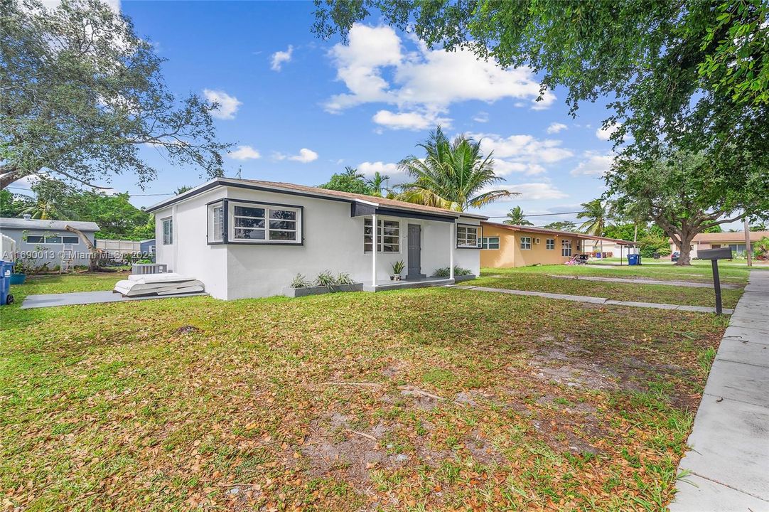 For Sale: $785,000 (3 beds, 2 baths, 1207 Square Feet)