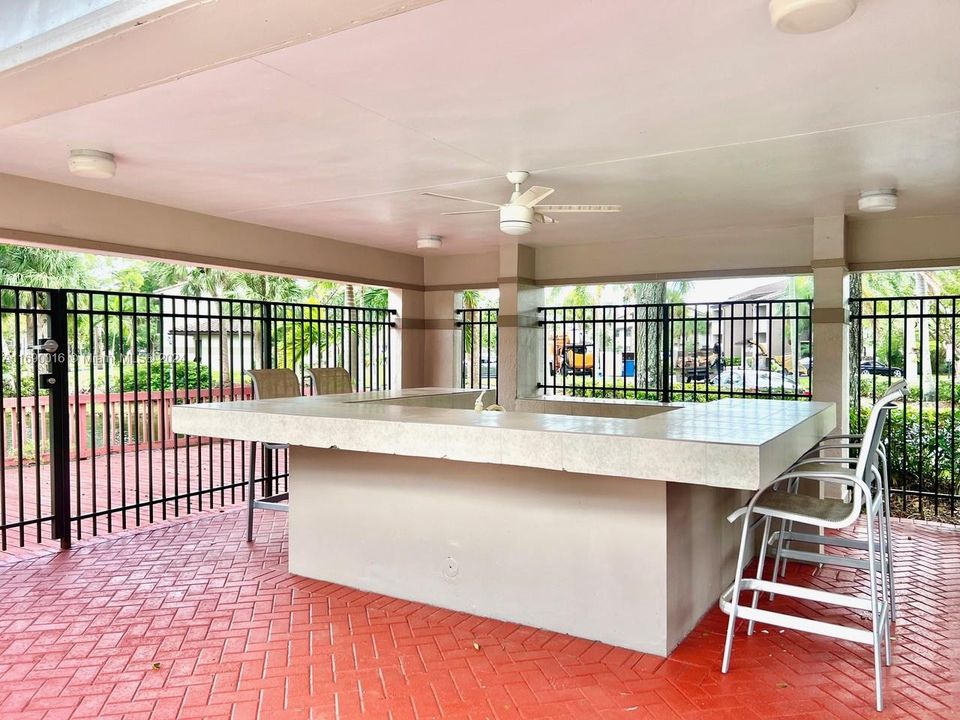 For Sale: $305,000 (2 beds, 2 baths, 986 Square Feet)