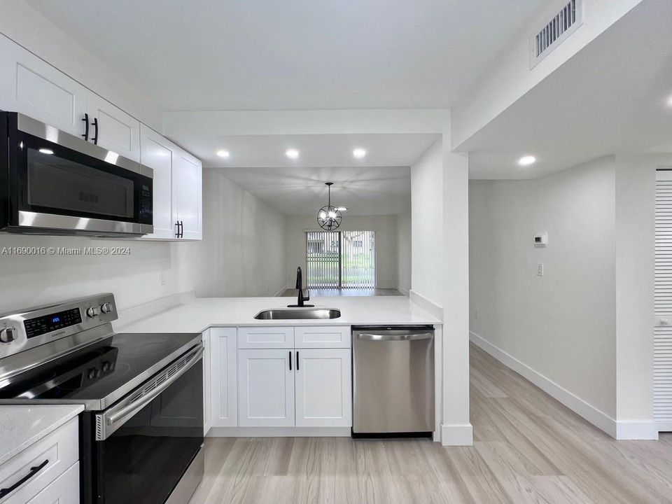 For Sale: $305,000 (2 beds, 2 baths, 986 Square Feet)