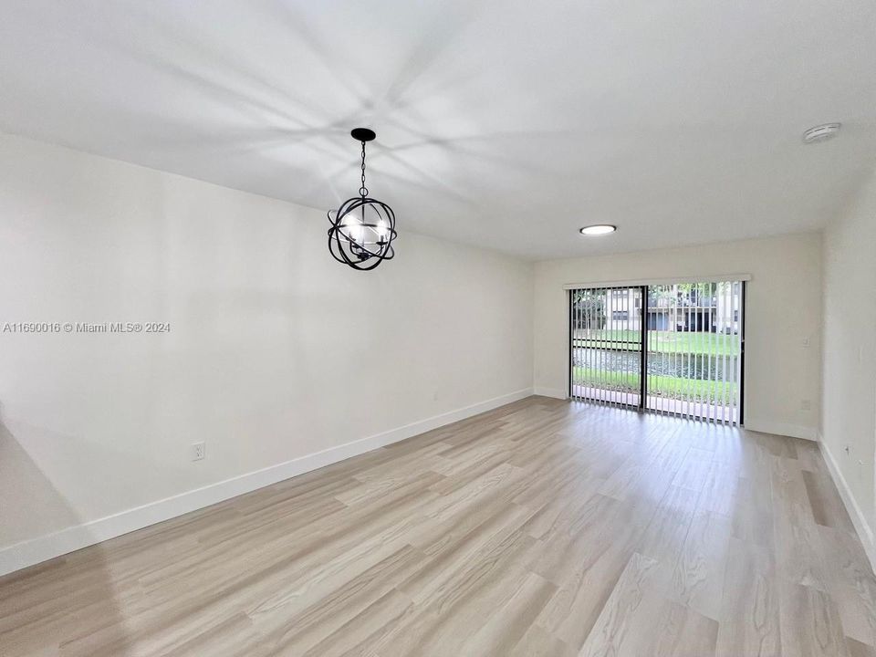 For Sale: $305,000 (2 beds, 2 baths, 986 Square Feet)