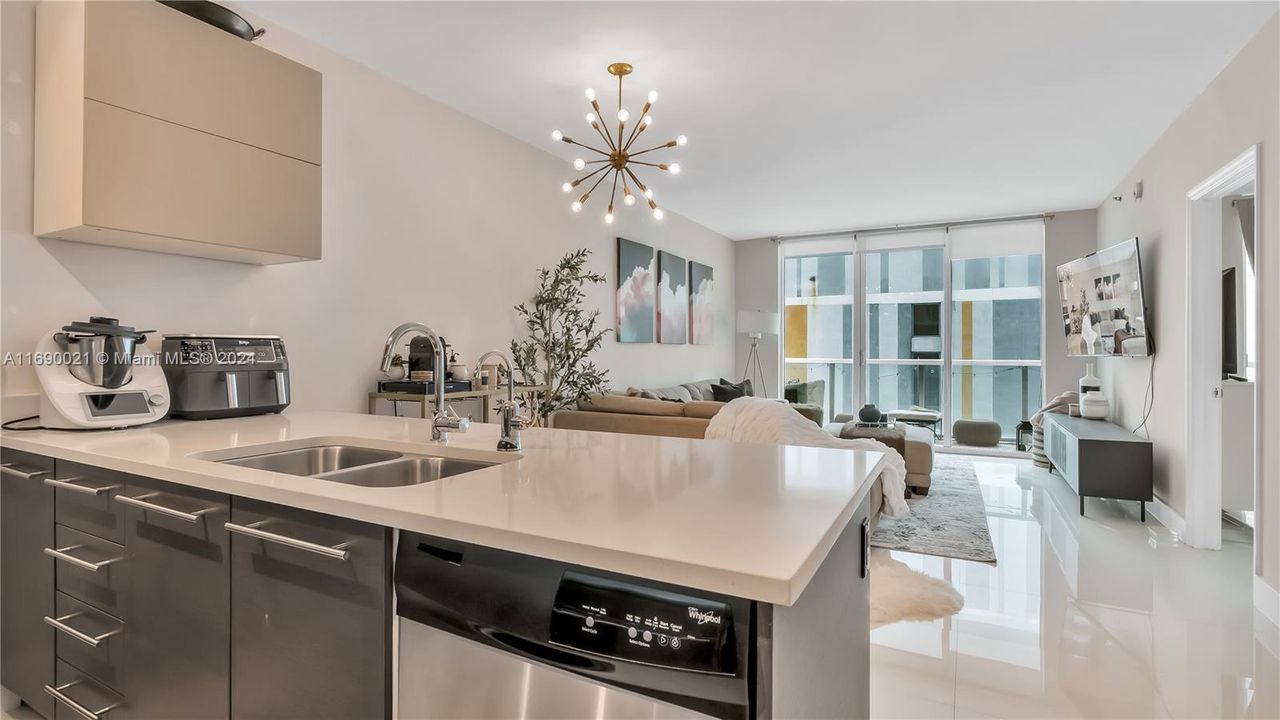 For Sale: $519,000 (1 beds, 1 baths, 806 Square Feet)