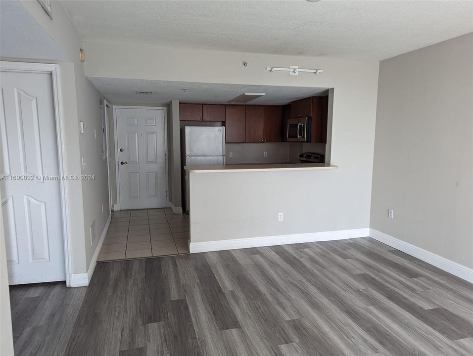 For Rent: $2,350 (2 beds, 2 baths, 810 Square Feet)