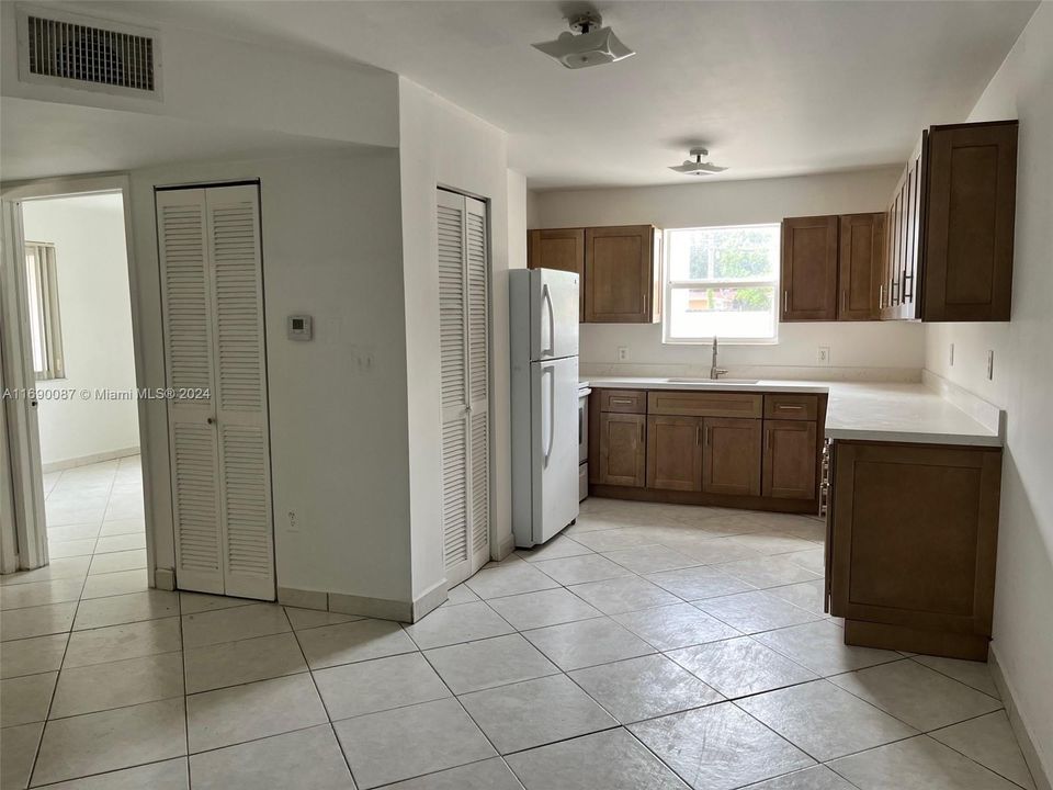 For Rent: $2,400 (2 beds, 1 baths, 18376 Square Feet)