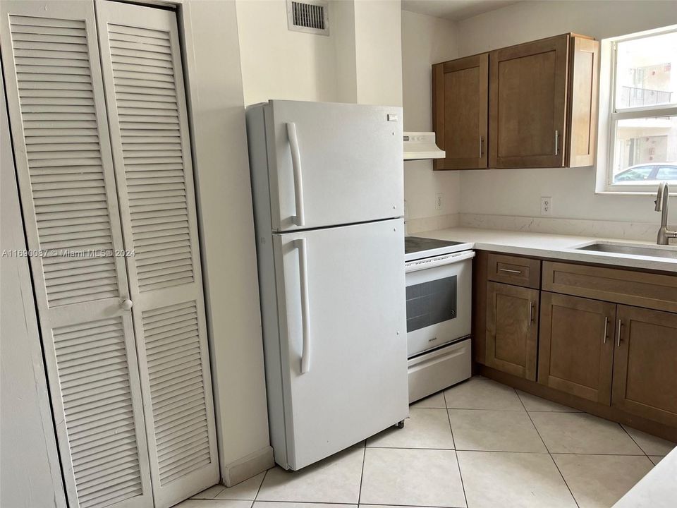 For Rent: $2,400 (2 beds, 1 baths, 18376 Square Feet)