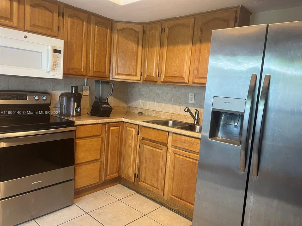 For Sale: $385,000 (2 beds, 1 baths, 768 Square Feet)