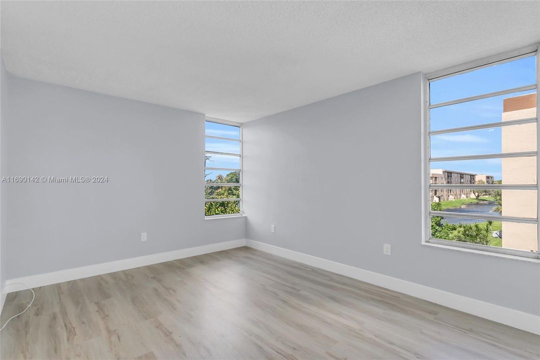 For Sale: $265,000 (1 beds, 1 baths, 842 Square Feet)