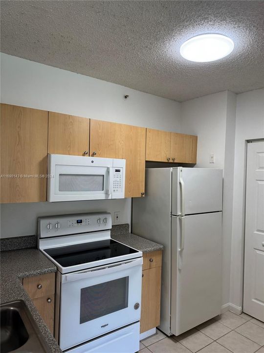 For Rent: $1,900 (1 beds, 1 baths, 691 Square Feet)