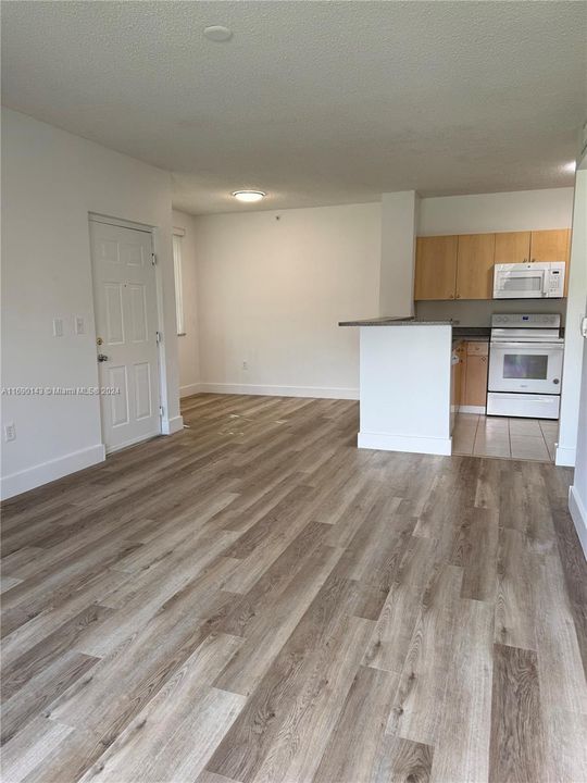 For Rent: $1,900 (1 beds, 1 baths, 691 Square Feet)