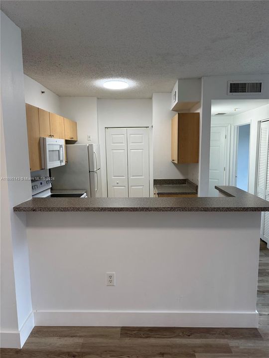 For Rent: $1,900 (1 beds, 1 baths, 691 Square Feet)