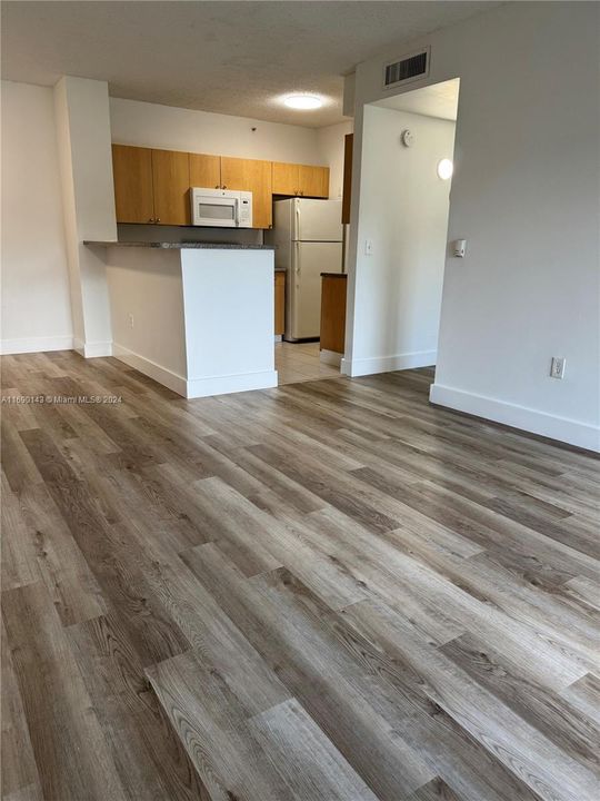 For Rent: $1,900 (1 beds, 1 baths, 691 Square Feet)