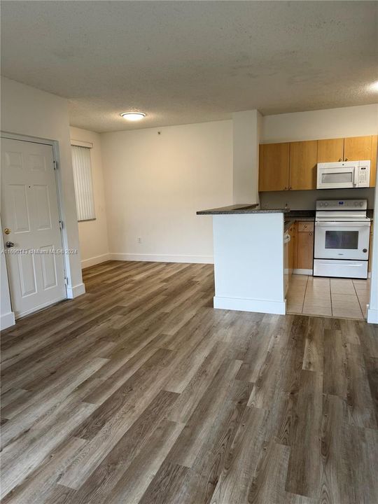 For Rent: $1,900 (1 beds, 1 baths, 691 Square Feet)