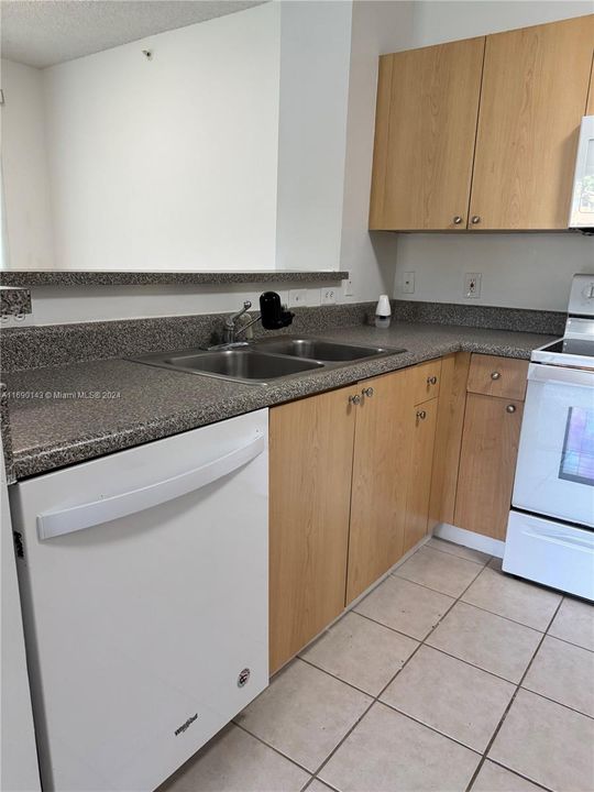 For Rent: $1,900 (1 beds, 1 baths, 691 Square Feet)