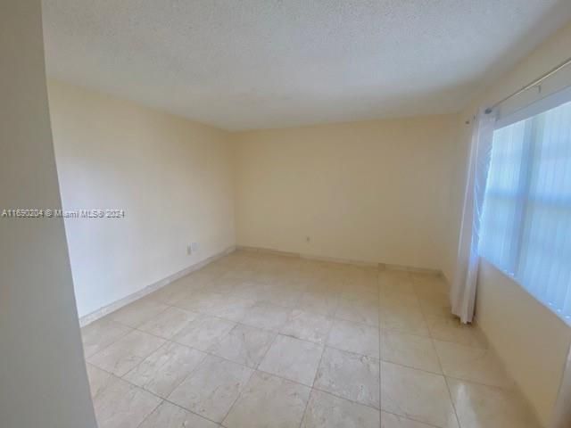 For Rent: $1,900 (1 beds, 1 baths, 809 Square Feet)