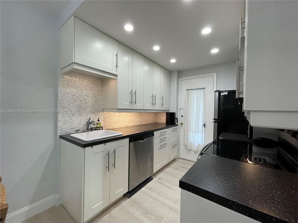 For Rent: $2,250 (1 beds, 1 baths, 667 Square Feet)