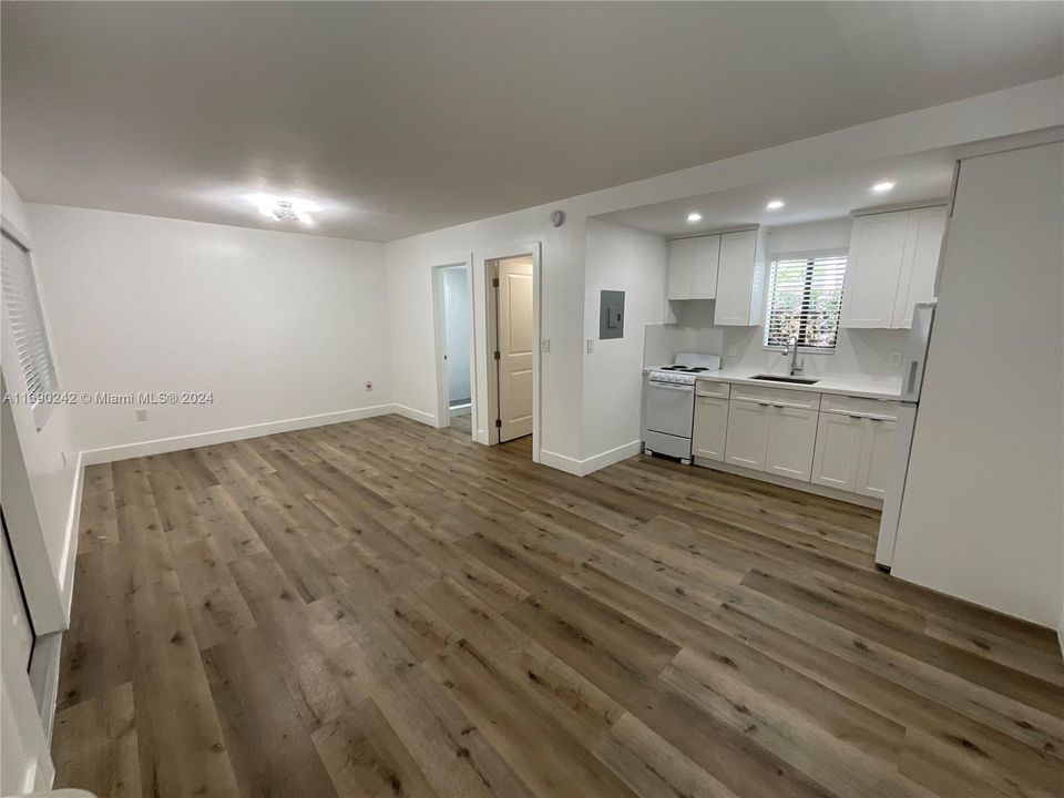 For Rent: $1,900 (1 beds, 6 baths, 600 Square Feet)