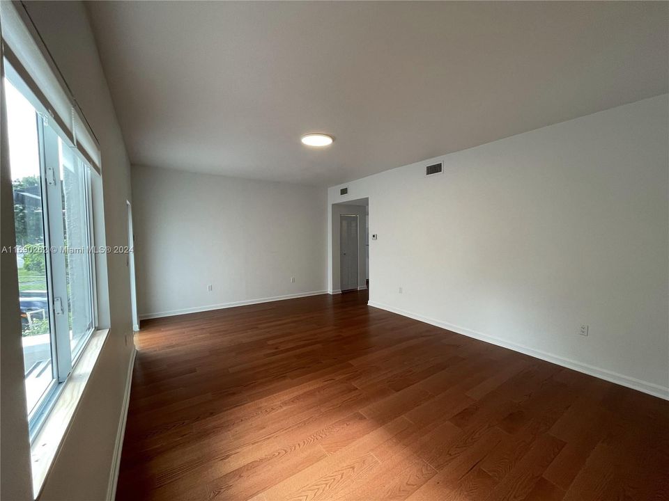 For Rent: $2,200 (1 beds, 1 baths, 800 Square Feet)