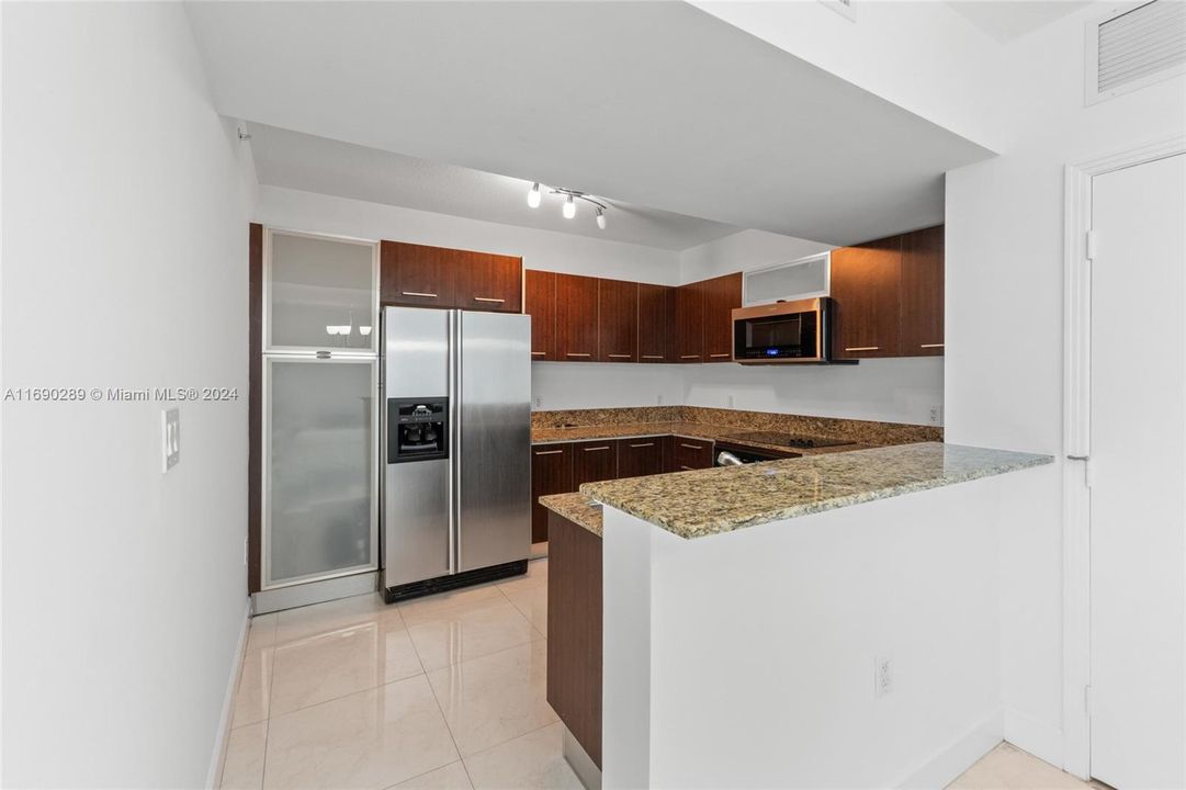 For Sale: $375,000 (1 beds, 1 baths, 797 Square Feet)