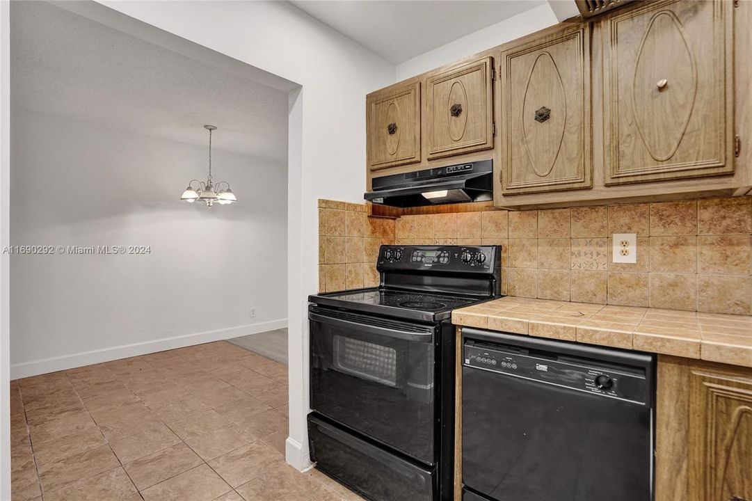 Active With Contract: $1,875 (2 beds, 2 baths, 1050 Square Feet)