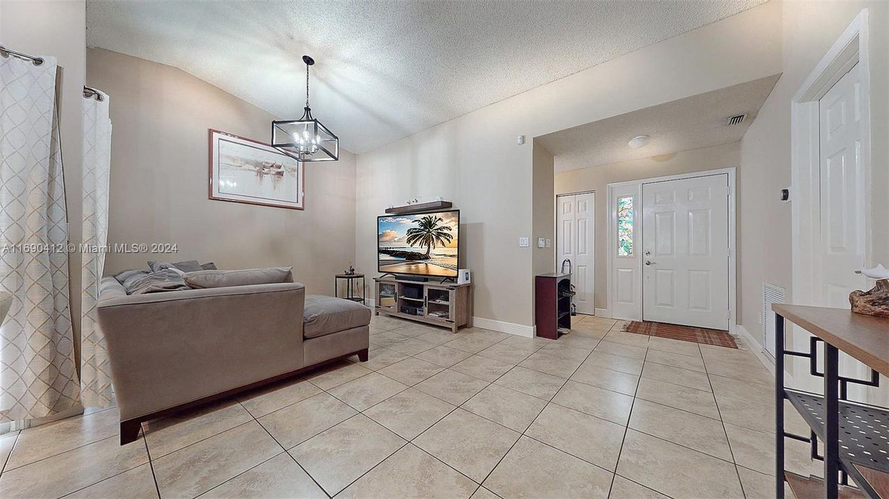 For Sale: $365,000 (2 beds, 2 baths, 1057 Square Feet)