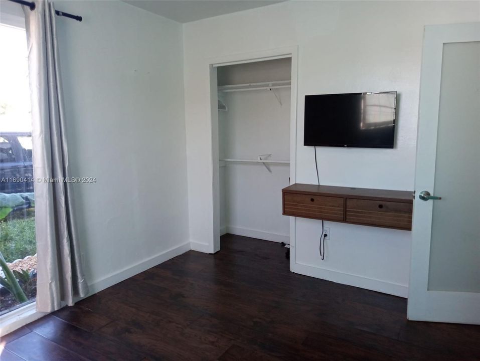 For Rent: $1,300 (2 beds, 1 baths, 760 Square Feet)