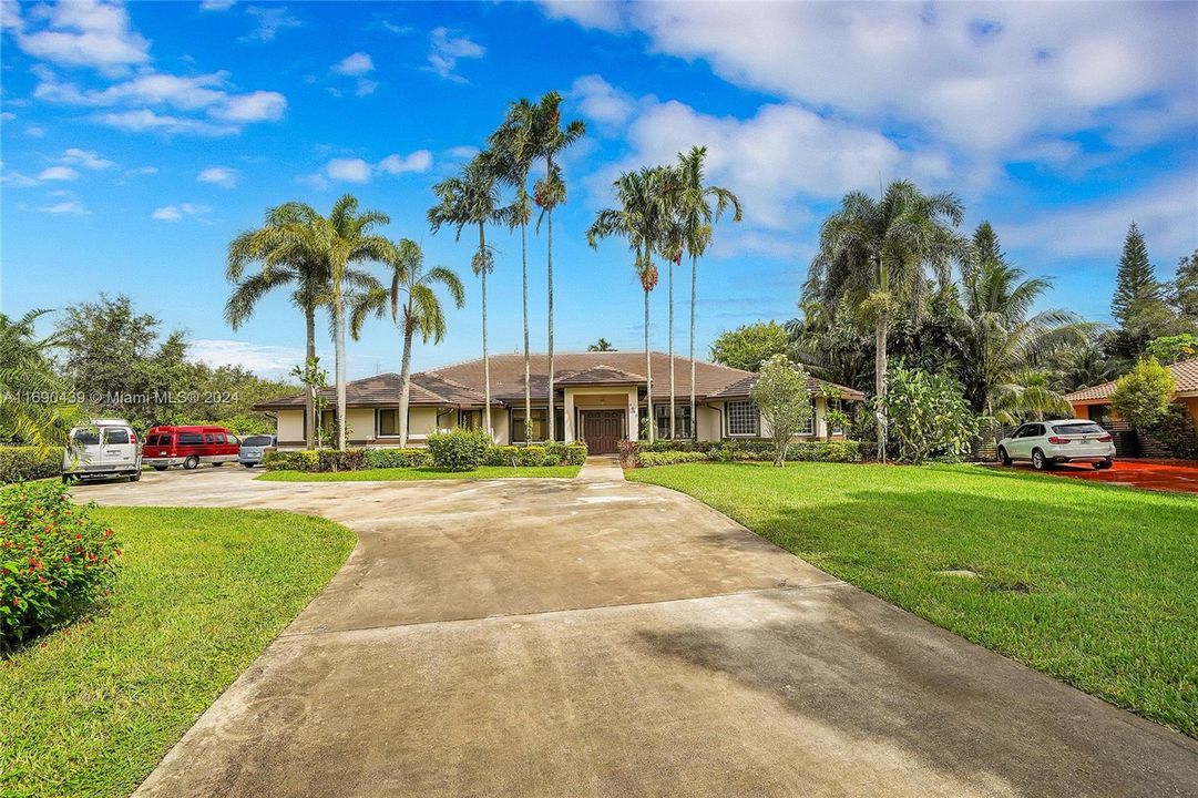 For Sale: $1,200,000 (3 beds, 3 baths, 3376 Square Feet)