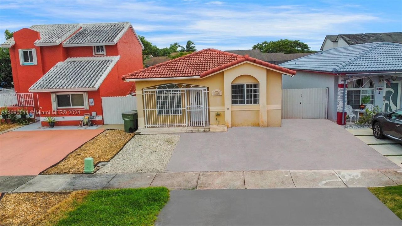 For Sale: $460,000 (3 beds, 2 baths, 1211 Square Feet)