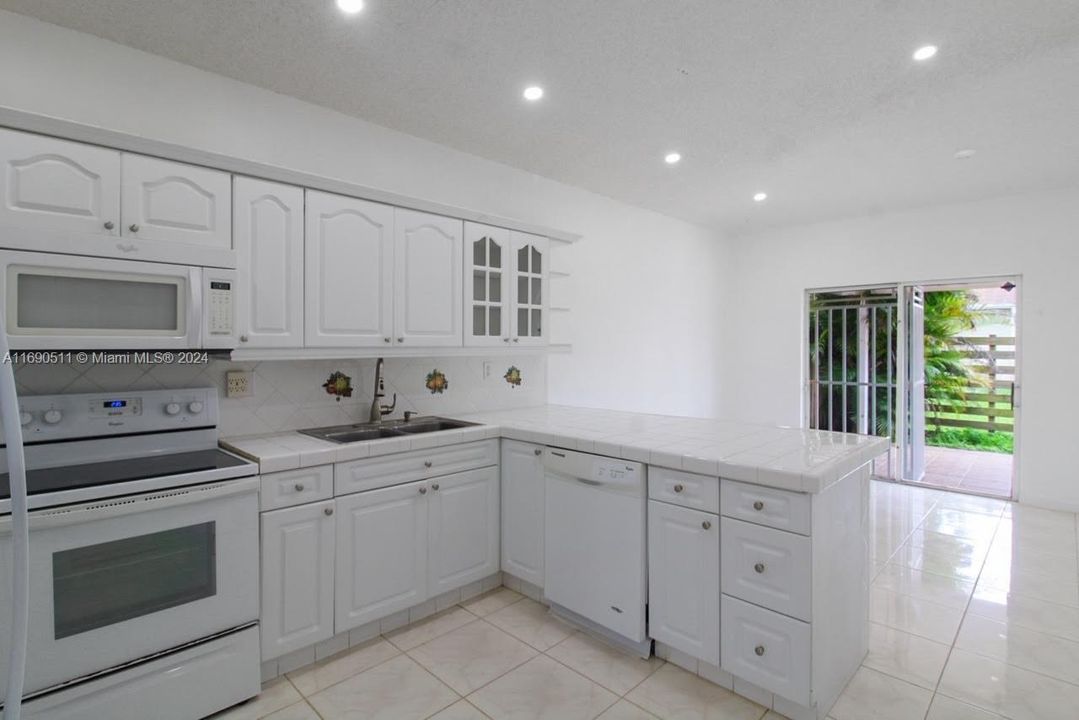 For Sale: $460,000 (3 beds, 2 baths, 1211 Square Feet)