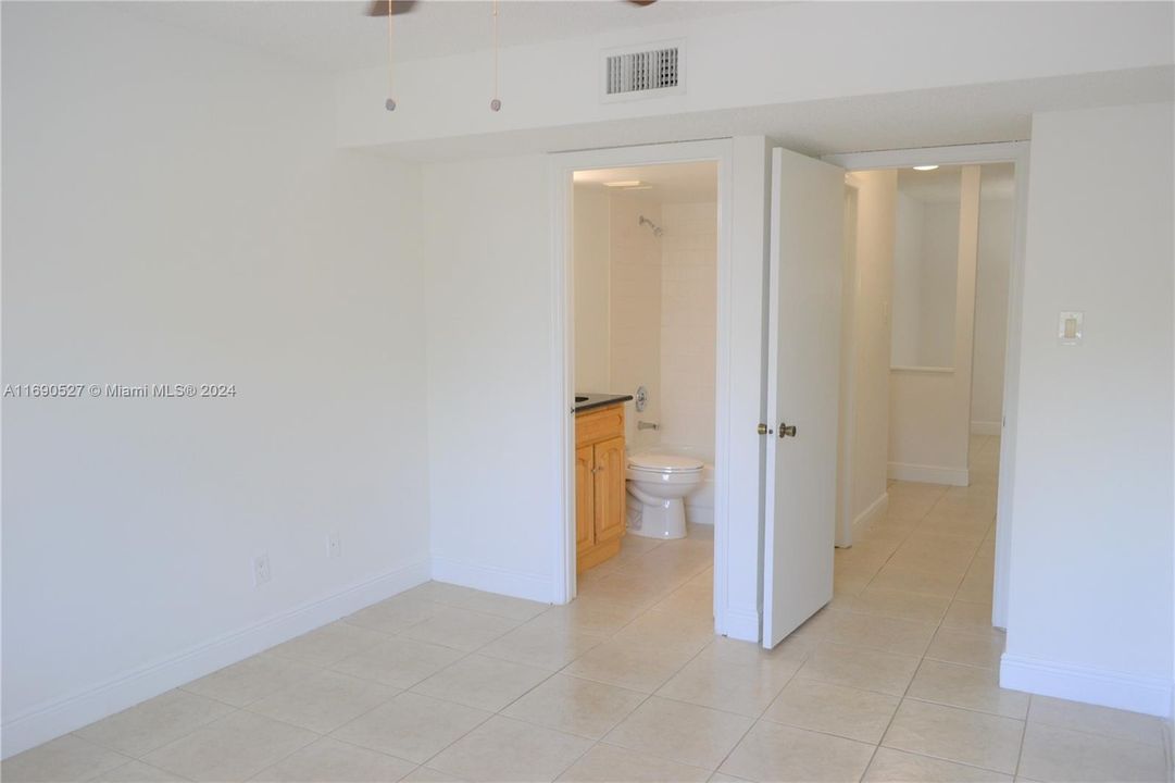 For Sale: $329,900 (2 beds, 2 baths, 1075 Square Feet)