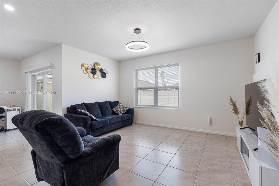 For Sale: $345,000 (4 beds, 2 baths, 1828 Square Feet)