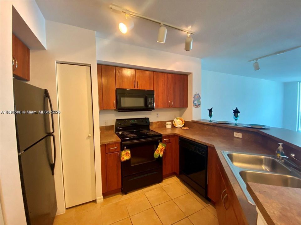 For Rent: $3,200 (1 beds, 1 baths, 727 Square Feet)