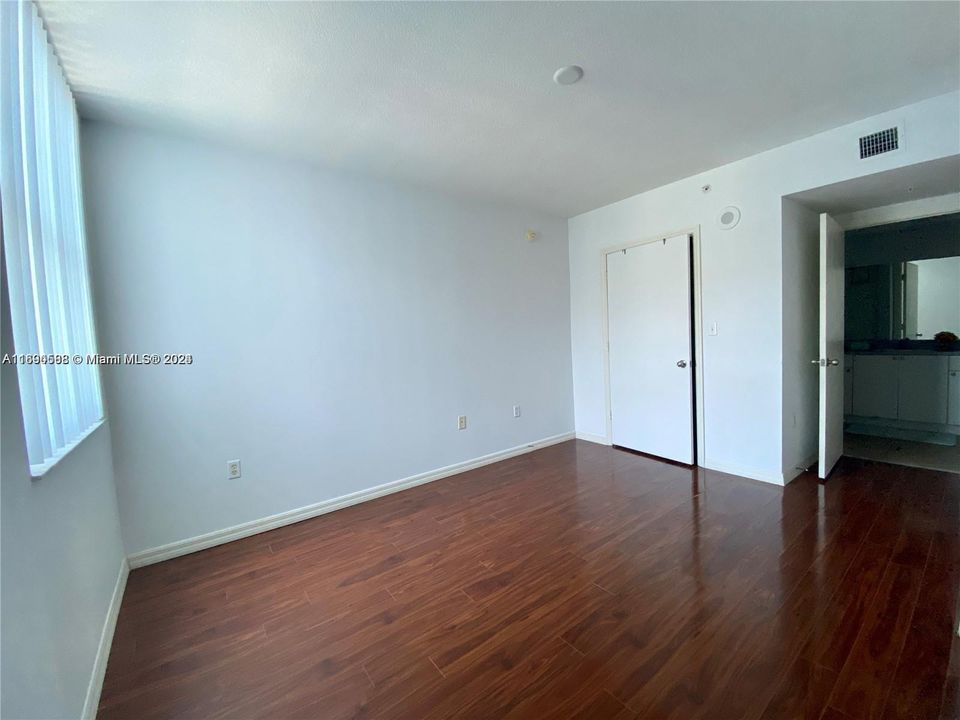 For Rent: $3,200 (1 beds, 1 baths, 727 Square Feet)