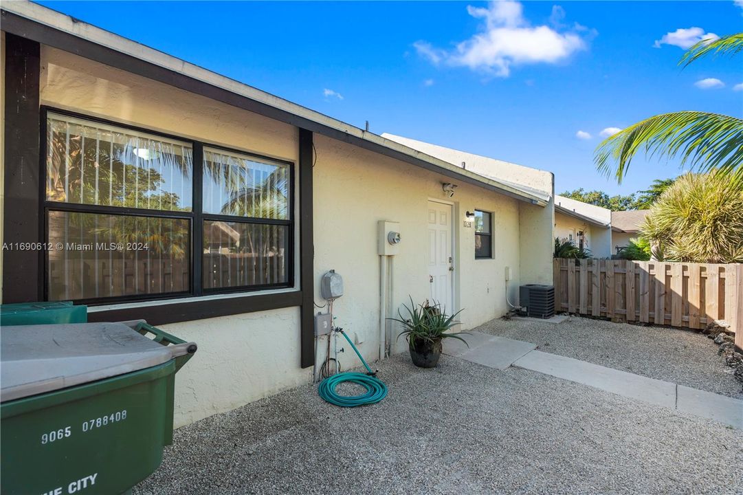 For Sale: $325,000 (2 beds, 2 baths, 868 Square Feet)