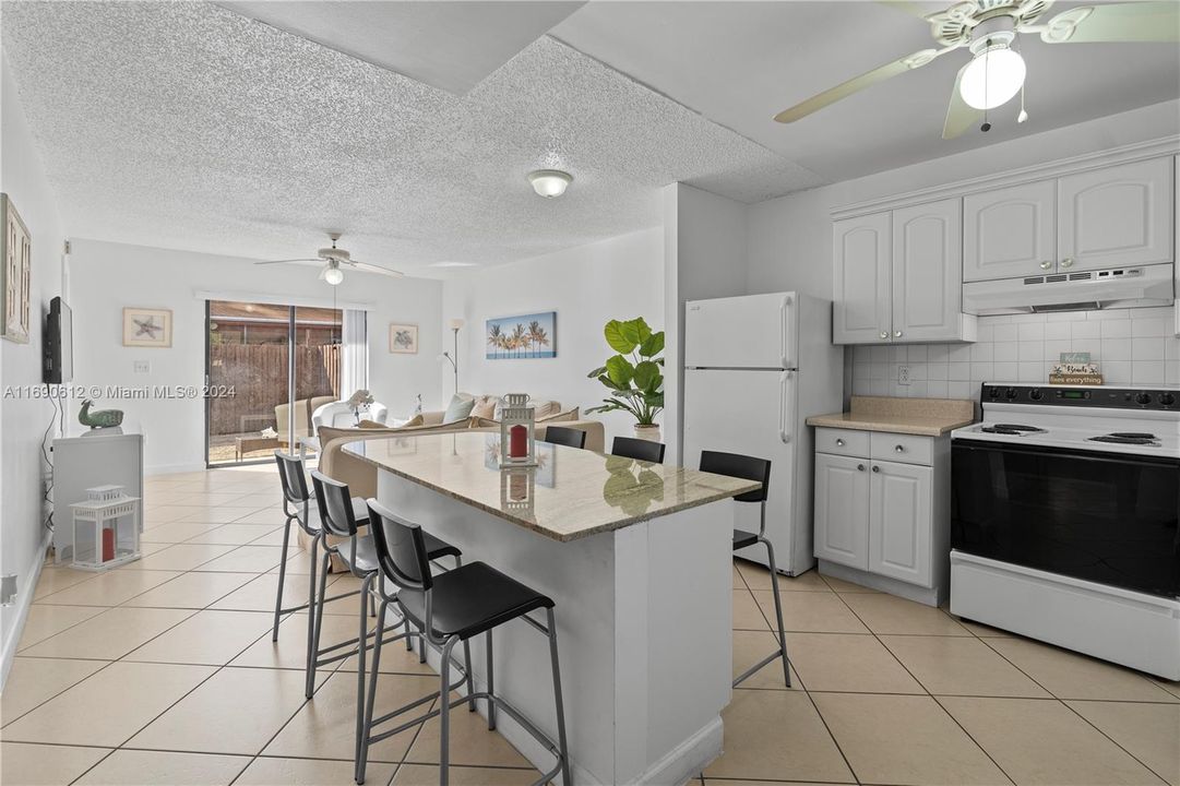 For Sale: $325,000 (2 beds, 2 baths, 868 Square Feet)