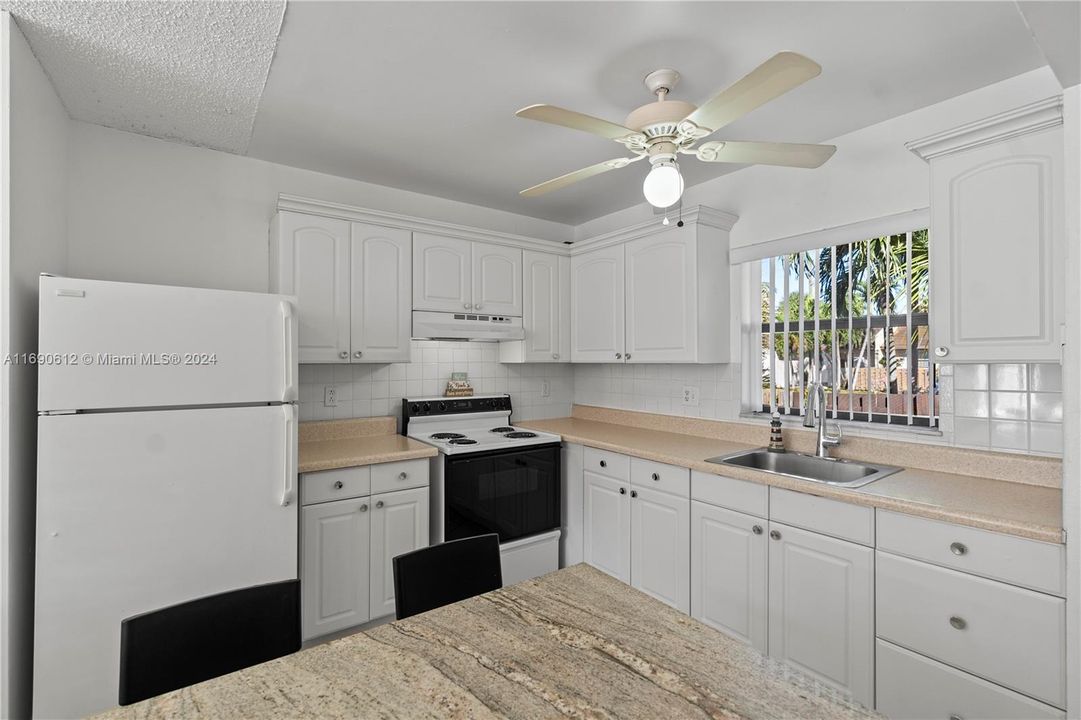 For Sale: $325,000 (2 beds, 2 baths, 868 Square Feet)