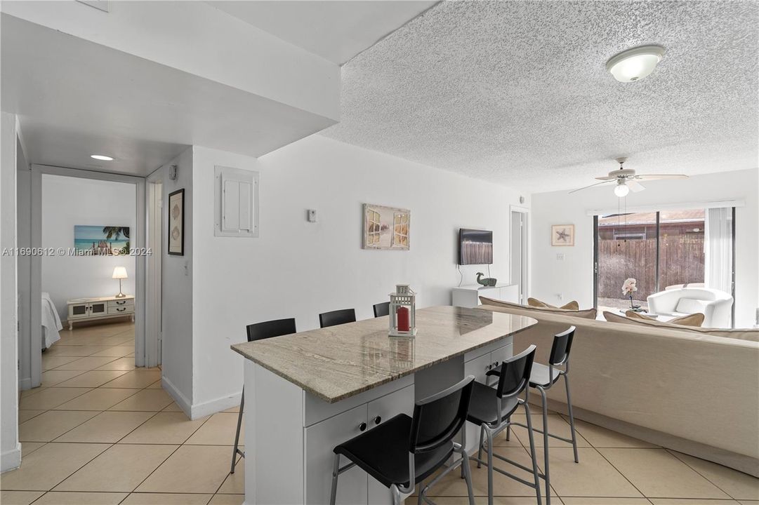 For Sale: $325,000 (2 beds, 2 baths, 868 Square Feet)