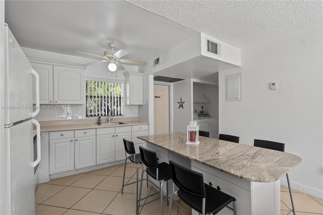 For Sale: $325,000 (2 beds, 2 baths, 868 Square Feet)