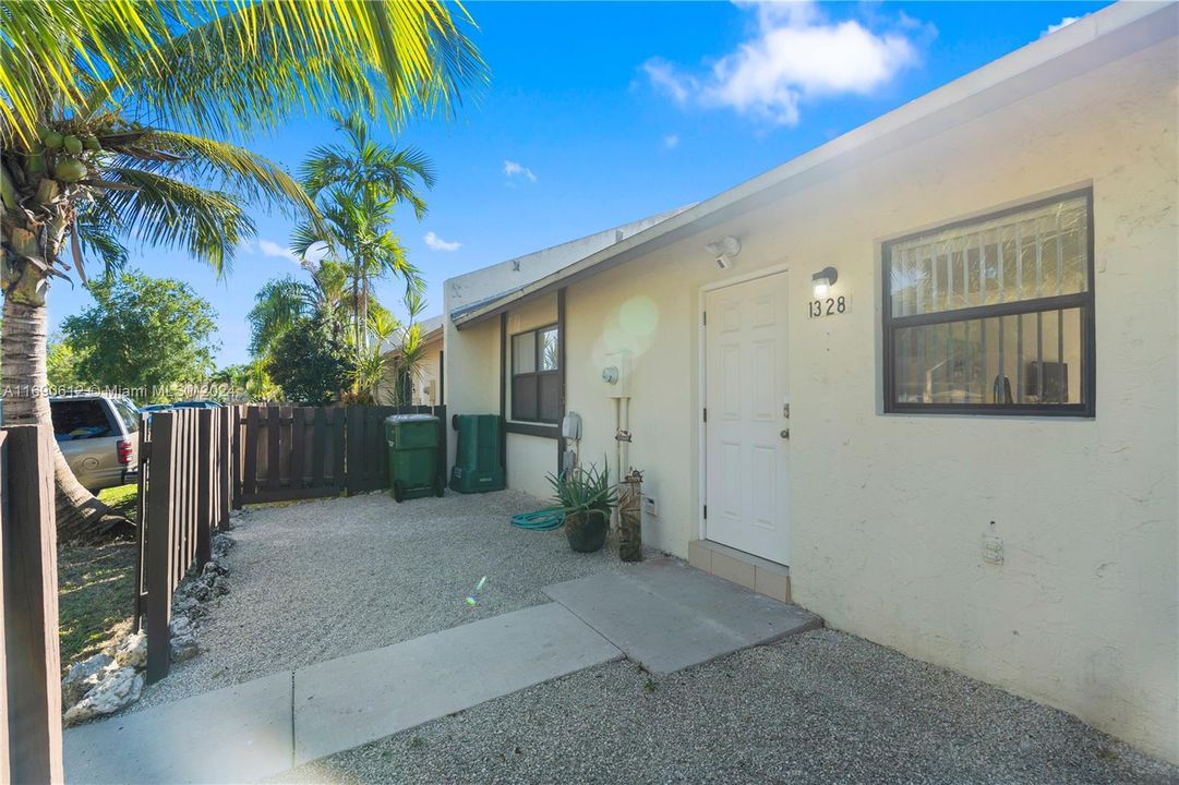 For Sale: $325,000 (2 beds, 2 baths, 868 Square Feet)