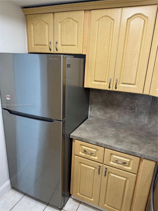 Active With Contract: $1,850 (1 beds, 1 baths, 740 Square Feet)