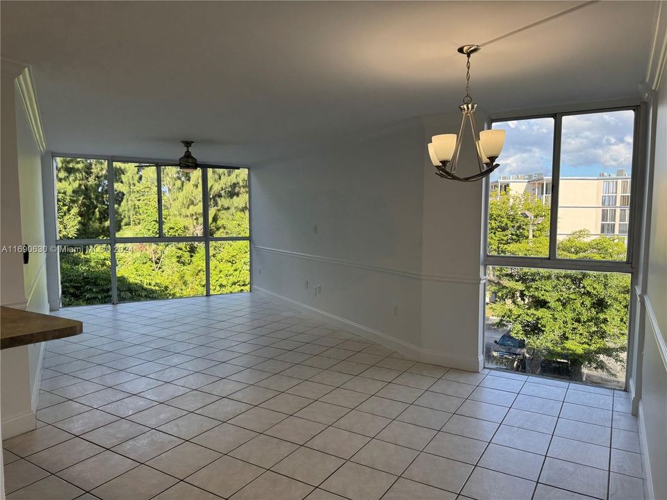 Active With Contract: $1,850 (1 beds, 1 baths, 740 Square Feet)