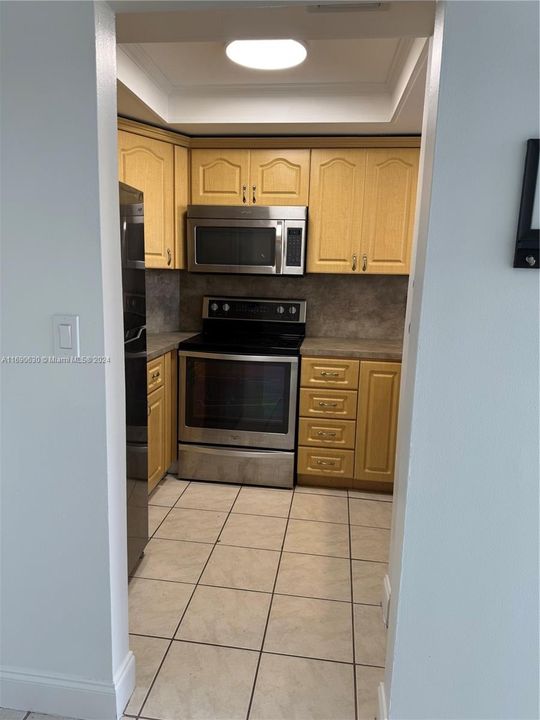 Active With Contract: $1,850 (1 beds, 1 baths, 740 Square Feet)