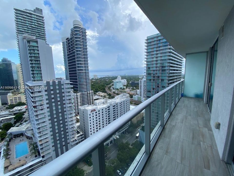 For Sale: $590,000 (1 beds, 1 baths, 877 Square Feet)