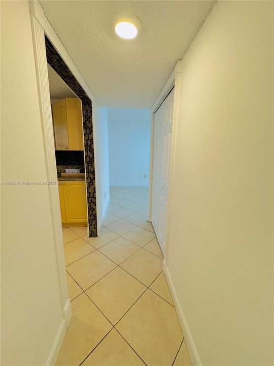 Active With Contract: $1,900 (1 beds, 1 baths, 1149 Square Feet)