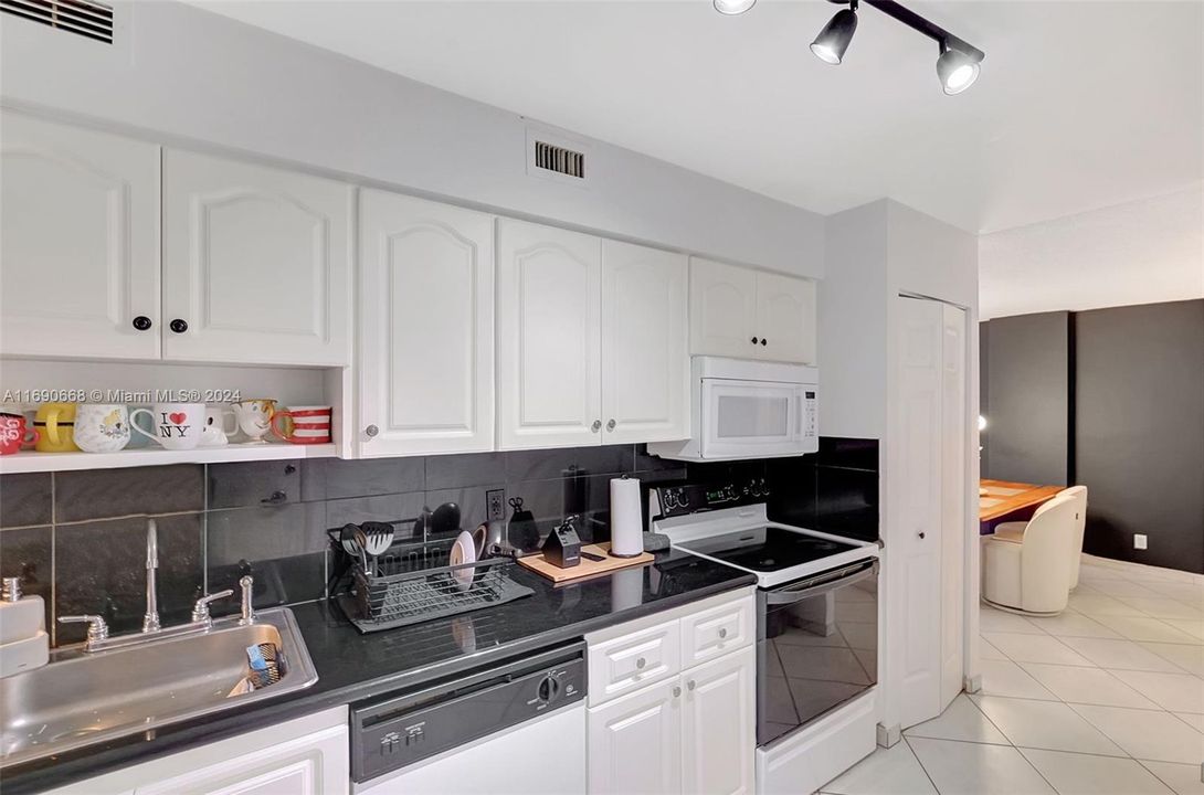 For Sale: $315,000 (1 beds, 1 baths, 910 Square Feet)