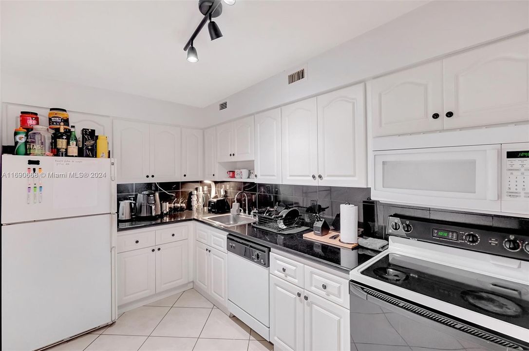 For Sale: $315,000 (1 beds, 1 baths, 910 Square Feet)