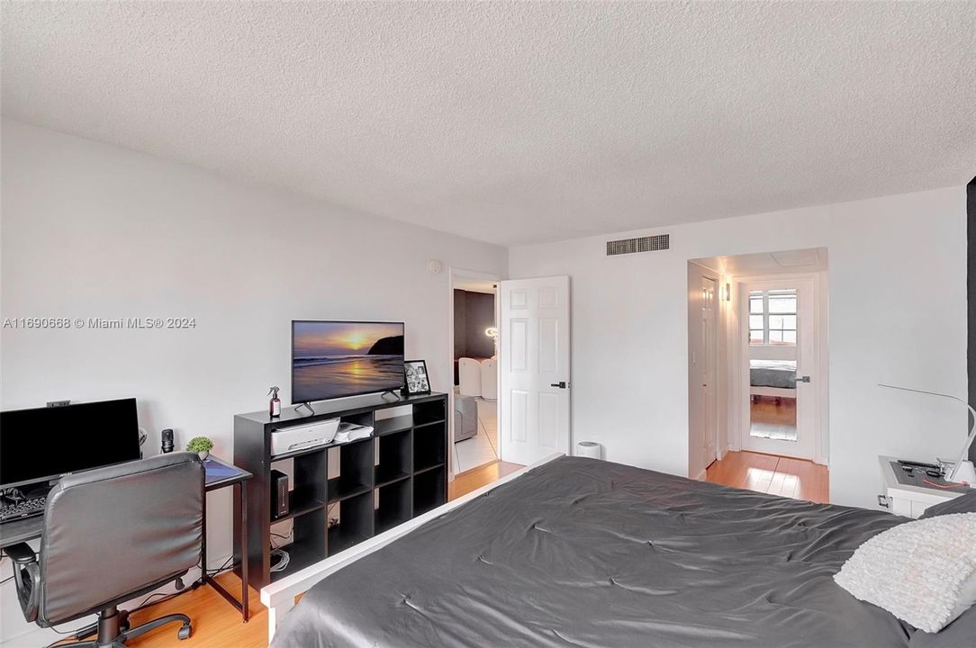 For Sale: $315,000 (1 beds, 1 baths, 910 Square Feet)